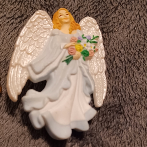 Holiday Christmas Angel pin - Picture 2 of 2